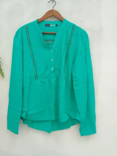 Camisa feminina cor verde. Atenção local de entrega 