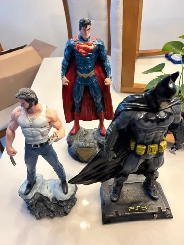 Três estatuetas de super-heróis para decoração