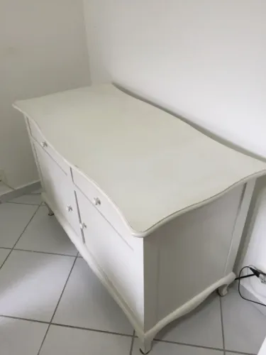 Cômoda Branca Elegante com Design Curvado