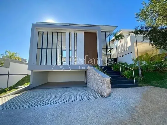 Casa a venda com 4 suítes em condomínio.