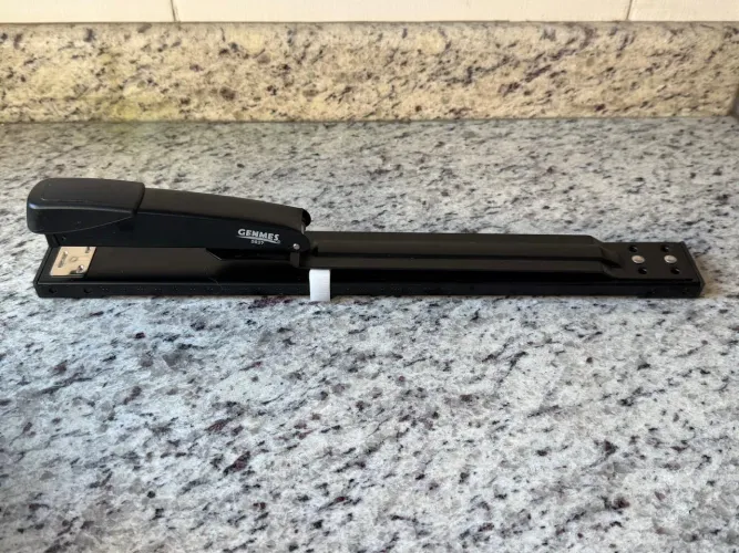 Grampeador Longo Alcance 25 Folhas Genmes