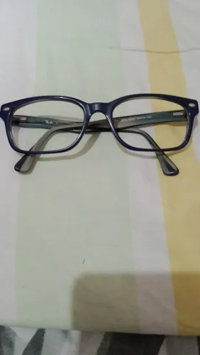 uma armação de óculos Rayban original clássica