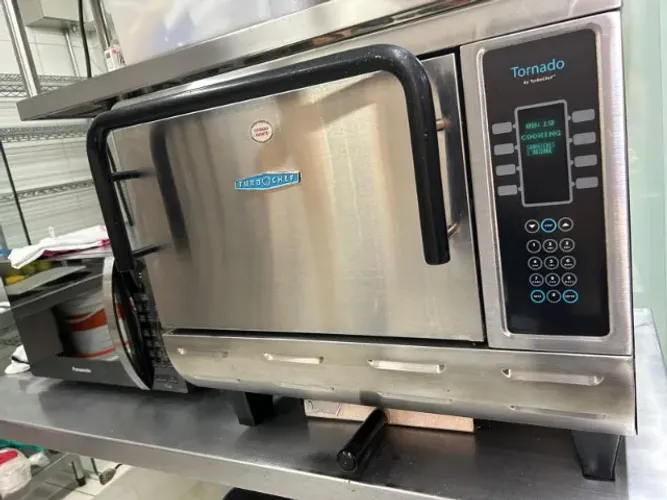 Forno TurboChef Tornado Middleby - Equipamento Profissional em Ótimo Estado