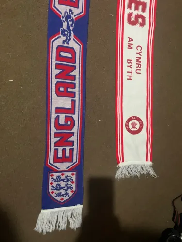 dois cachecóis de torcida de futebol, um da Inglaterra