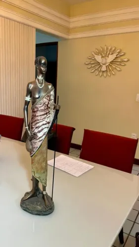 Escultura de mulher africana em resina