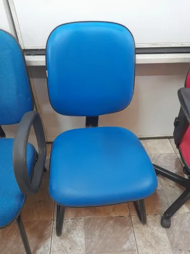 Cadeira fixa azul semi nova