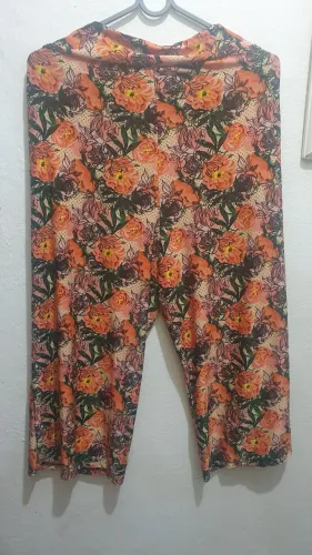 Calça de tecido floral