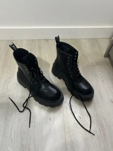 Vendo botas pretas (cheirando a novo)