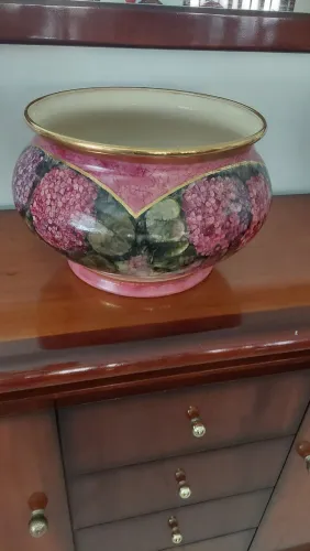 Lindo vaso de  Porcelana Pintado à Mão - Design Floral com Detalhes em Ouro