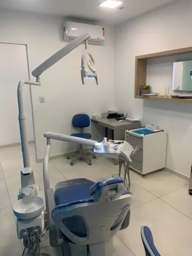 VENDO CONSULTÓRIO ODONTOLÓGICO COMPLETO (CADEIRA E MÓVEIS)
