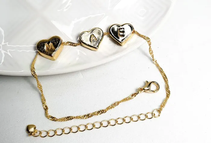 Pulseira de coração com nome MAE - Dourada Ante alérgica e banho de verniz   