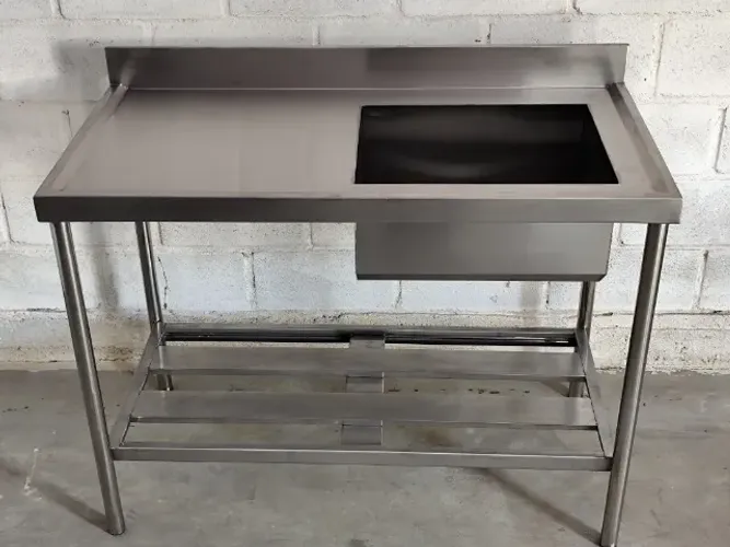 Pia Industrial Inox com Rodobanca e Bancada Lateral - Solução Completa com Prateleira