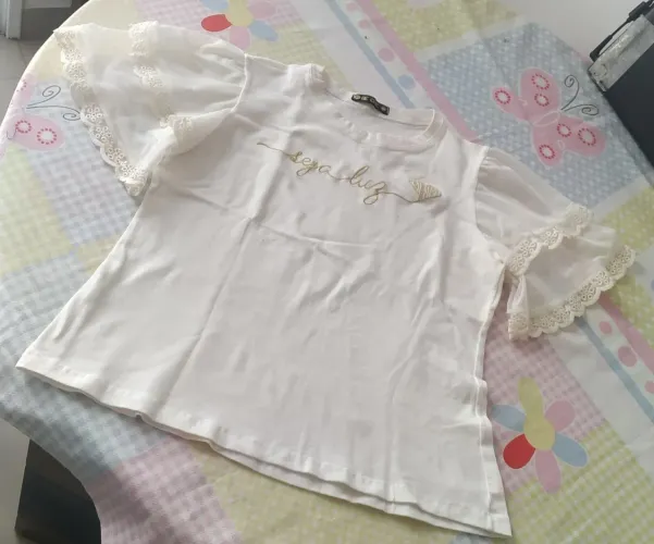 Camiseta off write com mangas de renda e detalhe em dourado