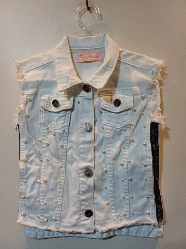 Colete jeans branco Pituchinhu's, com detalhes em pérolas, tam.4.