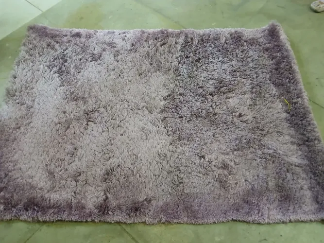 Tapete felpudo lilás para sala ou quarto