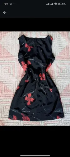 Vestido preto com flores vermelhas
