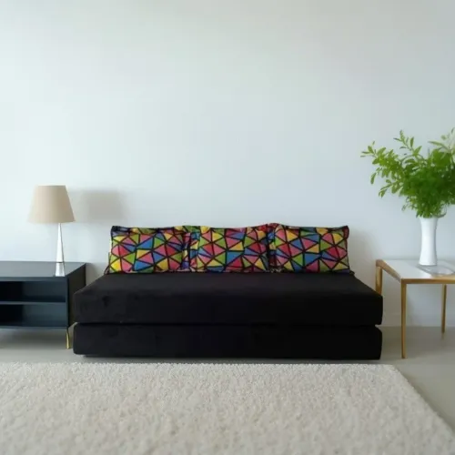 Sofá Cama Moderno Preto com Almofadas Coloridas