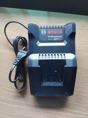 Carregador de bateria bosch 18v 40. Original.