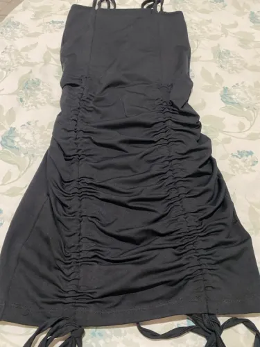 Vestido Preto com Detalhes Drapeados