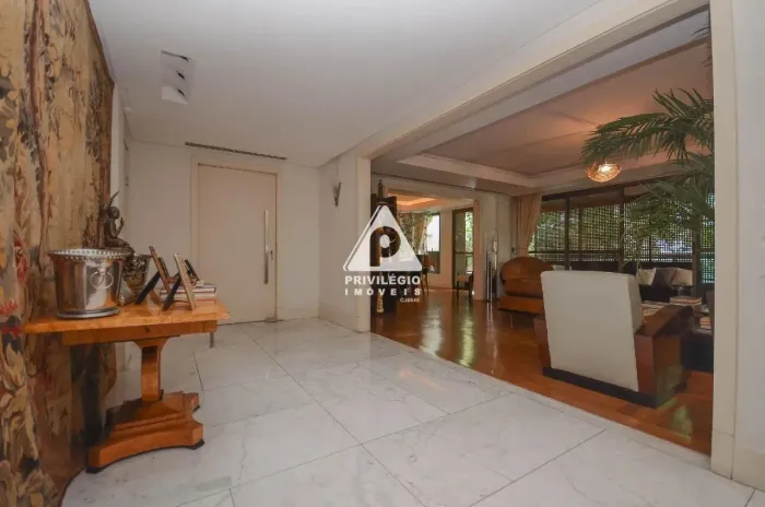 Apartamento de Luxo com 3 Suítes e 3 Vagas no Leblon 238m² Reformado!