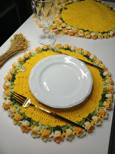 Sousplat de crochê amarelo com flores