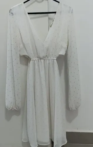 Vestido Branco Elegante com Detalhes