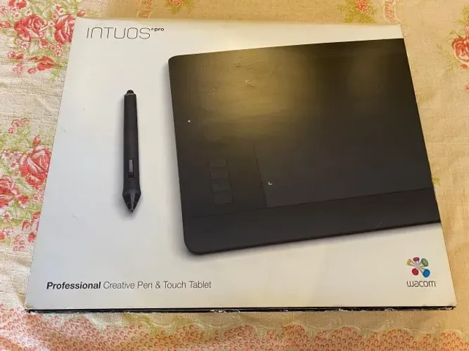 Wacom Intuos Pro Medium PTH-651/K (Mesa Digitalizadora Profissional Touch Média) + Brinde
