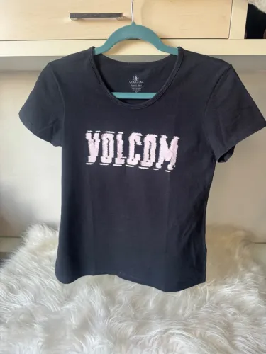camiseta preta volcom