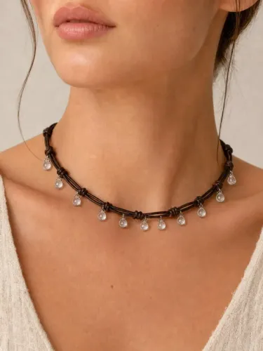 Colar em couro com cristais swarovski