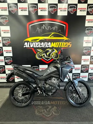 sahara 300 2025/2026 12.000 km apenas. Já emplacada e à pronta entrega