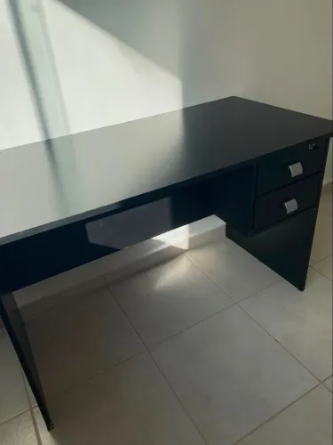 Vendo escrivaninha preta nova com gavetas