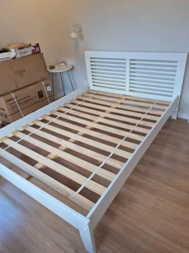 Cama com cabeceira branca