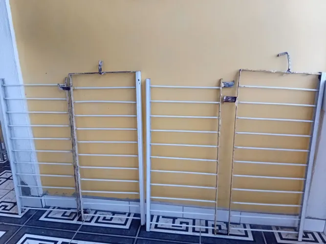4 Grades Metálicas de Proteção - R$ 150,00