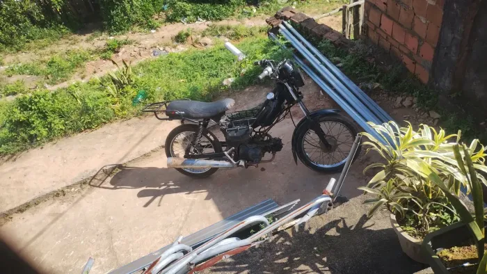 Opa estou vendendo essa moto ela está com tudo funcionando moto e macha 