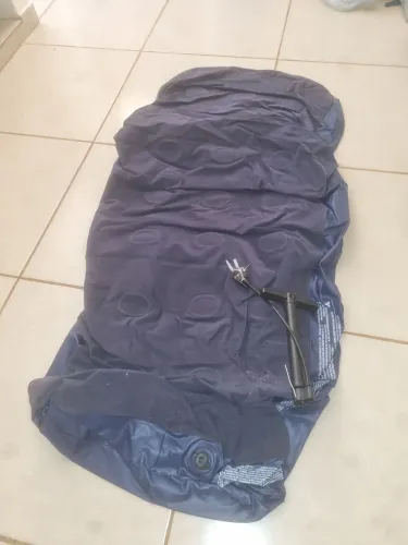Colchão de Ar solteiro com bomba manual.
