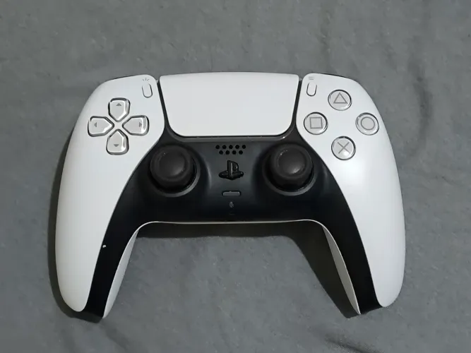 Controle Dealsense Sony PS5 com botão X estagnado.