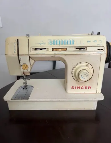 Máquina de Costura Singer