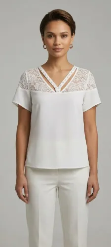 Blusa Feminina Branca de Chiffon com Renda e Aplicação de Pérolas no Decote Tamanho P