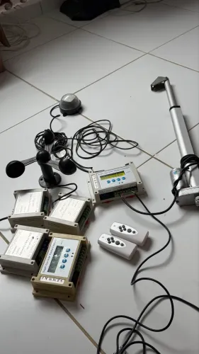 Vendo  controlador de rastreador solar de eixo único SZMWKJ WST03-3 e acessórios 