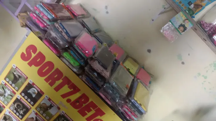 Vende lote completo de capas de celular, fones de ouvidos, carregadores e cabos