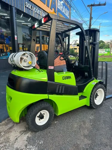 Empilhadeira CLARK 3Ton Triplex (MUITO CONSERVADA)