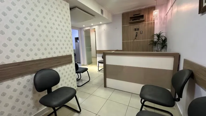 Sala comercial projetada com ar condicionado e dividida em 02 ambientes