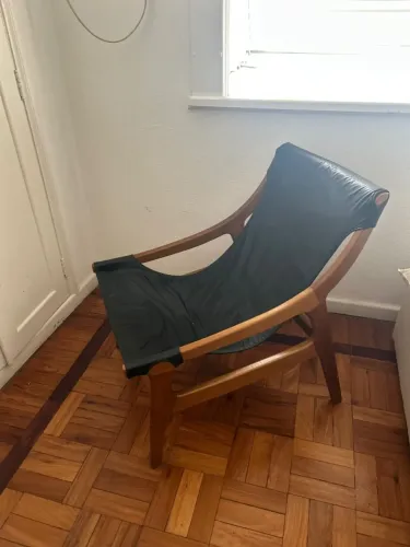 Poltrona Bertini - Madeira Maciça + Couro preto | Estilo Lounge - Zona SUL