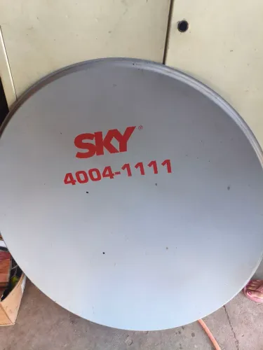 Vende-se antena parabólica Sky 1m