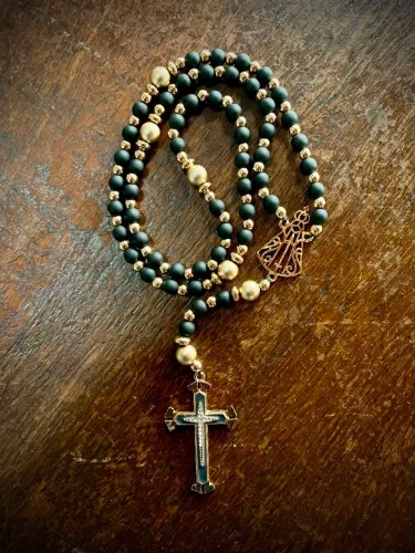 Terço mariano preto e dourado nossa senhora aparecida