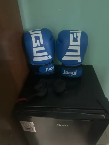 Estou anunciando uma luva da jugui, usada 1 mês 
