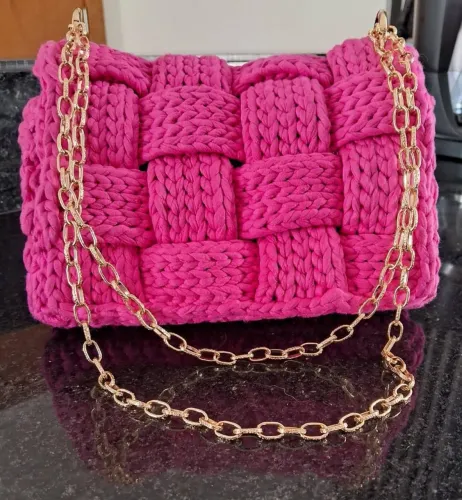 Bolsa de crochê trançada em fio de malha