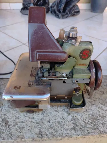 Máquina de costura mais motor
