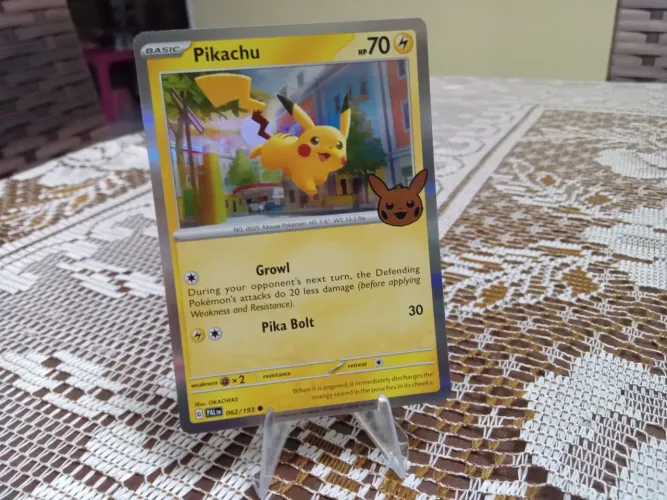 Carta Pokémon tcg do Pikachu foil reverse Trick or trade (halloween)