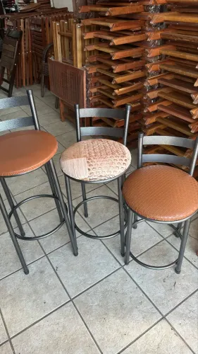 Banquetas em aço com acento estofado